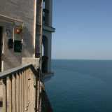 La 67enne Teresa abita in un appartamento sul mare in via Cardinale Ciasca, a due passi da Grotta Palazzese. Il prospetto della sua casa si pu� intravedere affacciandosi su una delle balconate di Polignano (la quinta entrando nel centro storico dall�Arco marchesale) e guardando sulla sinistra